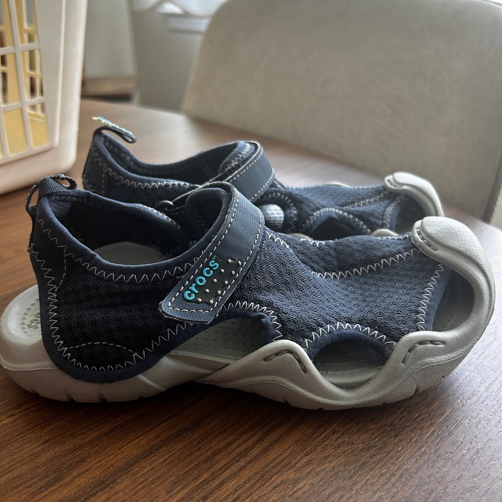 CROCS Kids Dark Blue and Gray Sandals sz 2 strap boy youth